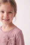 Robe Iga rose – gros plan de l'encolure ronde et du nœud en tulle sur le buste