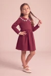 Robe habillée Estera bordeaux à col bordé de dentelle et manches longues – vue de face, silhouette entière