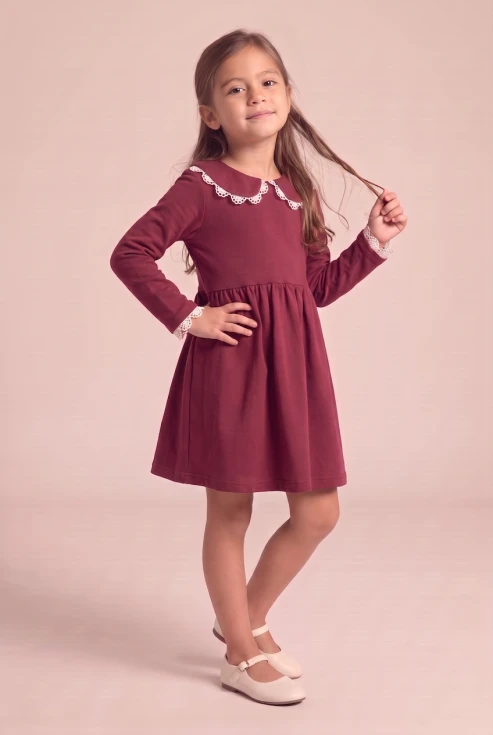 Robe habillée Estera bordeaux à col bordé de dentelle et manches longues – vue de face, silhouette entière