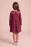 Robe Estera bordeaux vue de dos – fermeture éclair dissimulée et col en deux parties bordé de dentelle blanche