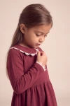 Robe Estera bordeaux de côté – gros plan du col bordé de dentelle blanche
