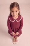 Robe Estera bordeaux à col bordé de dentelle – vue de face en plongée