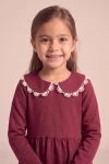 Robe Estera bordeaux – gros plan du col Claudine arrondi bordé de dentelle blanche