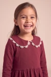 Robe Estera bordeaux – haut et col bordé de dentelle blanche, vue de face