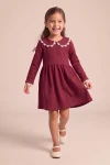 Robe Estera bordeaux à col bordé de dentelle – en mouvement, silhouette entière de face