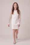 Robe Vivienne blanche à coupe droite au-dessus du genou – enfant souriante en marche, vue de face