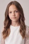 Robe Vivienne blanche – gros plan de l'encolure ronde et du tulle à sequins aux épaules