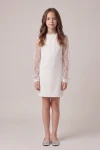 Robe Vivienne blanche au-dessus du genou à manches en tulle – silhouette entière debout, vue de face