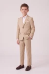 Costume garçon Liam beige – veste fermée, main dans la poche, silhouette entière de face