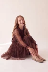Robe Holly marron chocolat en position assise – jupe en tulle et nœud à la taille