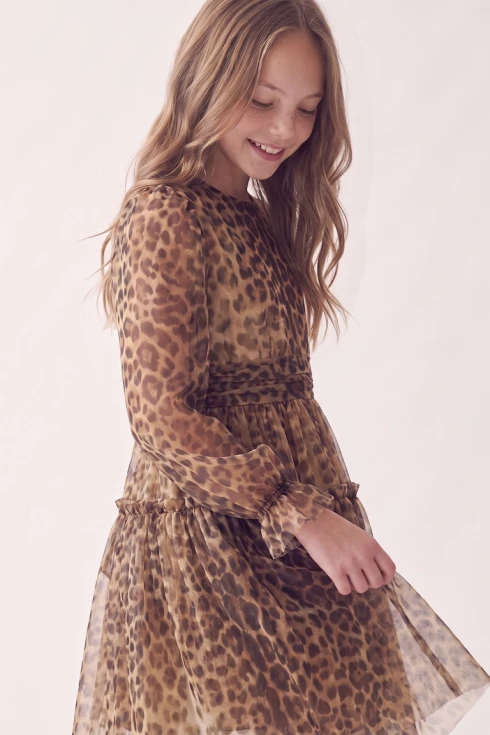 Robe de cérémonie Holly à imprimé léopard – manche en tulle à volant au poignet, vue de côté