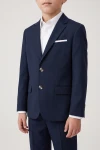 Costume garçon Sam bleu marine – gros plan des revers, des boutons et des poches de la veste