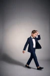 Costume garçon Sam bleu marine avec nœud papillon noir – enfant en mouvement, veste ouverte