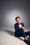 Costume garçon Sam bleu marine avec nœud papillon – enfant assis par terre, vue de face