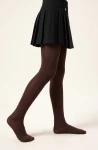 Collants opaques marron chocolat portés – vue de côté, en marche