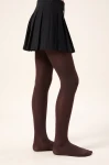 Collants marron chocolat portés, debout – vue de côté, talon et couture de la pointe