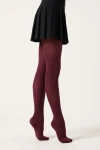 Collants bordeaux opaques portés – vue de côté, à l'arrêt