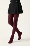Collants bordeaux opaques portés – vue de face, en marche