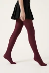 Collants bordeaux opaques portés – vue de côté, en mouvement