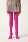Collants fuchsia opaques portés – vue de face, couture de la pointe visible