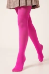 Collants fuchsia opaques portés – gros plan de côté, en mouvement