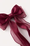 Barrette à nœud bordeaux – gros plan des boucles en satin et de l'organza translucide