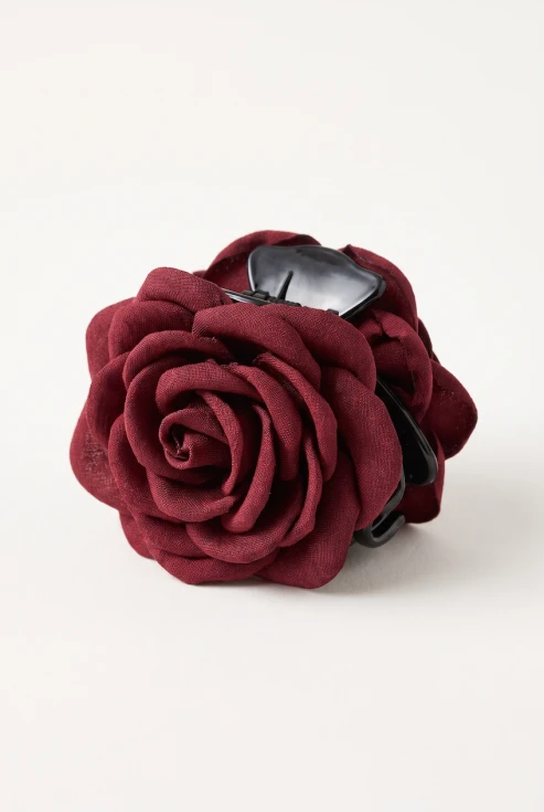 Pince crabe à fleur bordeaux pour fille – rose en tissu, vue de trois quarts face