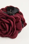 Pince crabe à fleur bordeaux – gros plan de la rose en tissu sur la pince noire