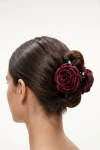 Pince crabe à fleur bordeaux portée dans un chignon – vue de dos