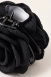 Pince crabe à fleur noire – gros plan du ressort et de la texture des pétales en tissu