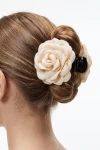 Pince crabe à fleur beige portée dans un chignon – vue de dos