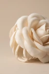 Pince crabe à fleur beige – gros plan des pétales de la rose en tissu