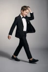 Costume de cérémonie Sam noir pour garçon – veste ouverte, pantalon et nœud papillon, enfant en mouvement
