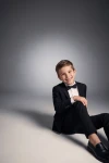 Costume garçon Sam noir avec nœud papillon – enfant assis par terre, vue de face